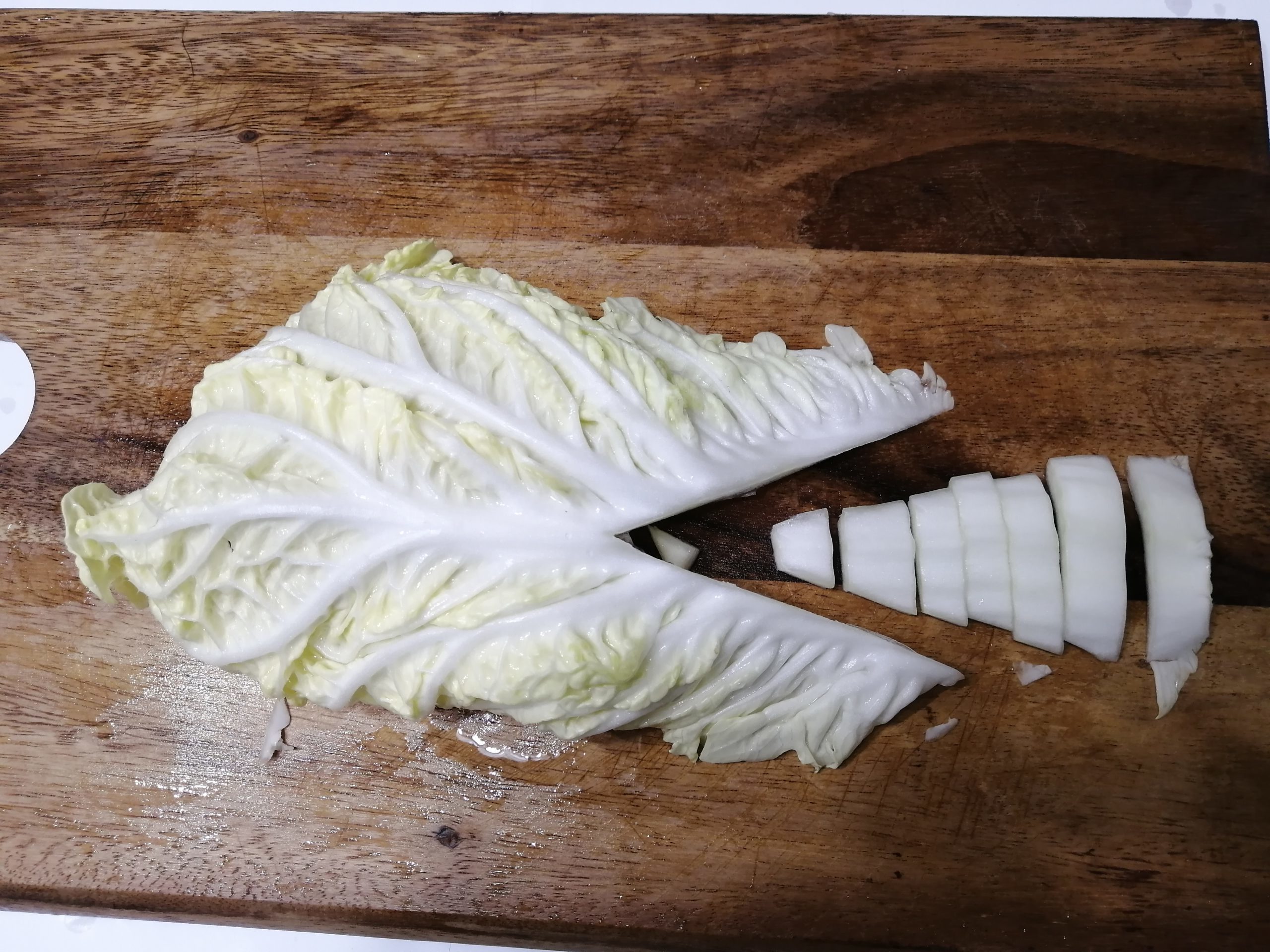 白菜の芯と葉を分ける