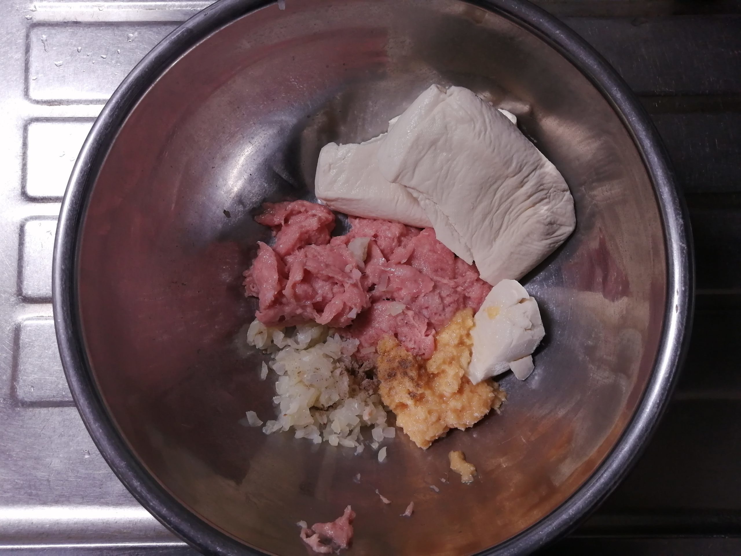 よく水を切った豆腐に、鶏ひき肉、パン粉、溶き卵、玉ねぎ等を入れてまぜる